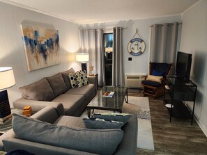 Televisión de pantalla plana, reproductor de DVD y libros 