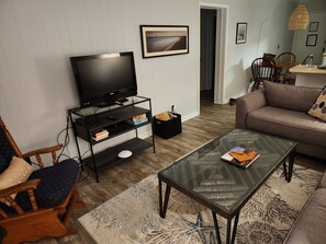 Flachbildfernseher, DVD-Player, Bücher