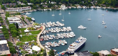 Lake View Luxury Suite ~ Downtown Charlevoix Marina District