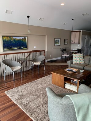 Fernseher, DVD-Player, Bücher, Videothek