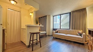 Interior - Comfortable Corner Suite opposite Beach & Park, Queen Bed WAIKIKI GRAND HOTEL® (Honolulu)