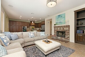 Fernseher, Kamin, Bücher