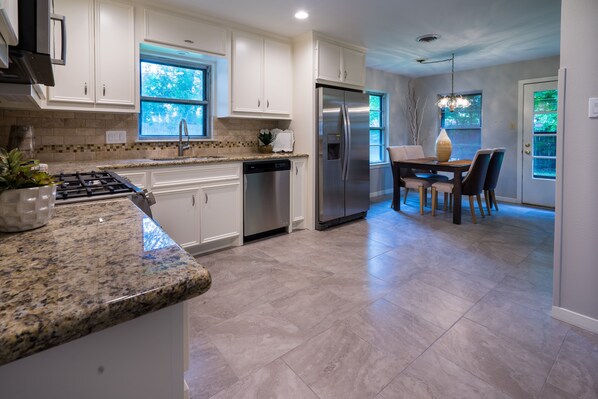 Fridge, microwave, oven, stovetop - Med Center, NRG, Galleria, Downtown 3 Bedroom+Study 2 Bath  sleeps 8 (Houston)