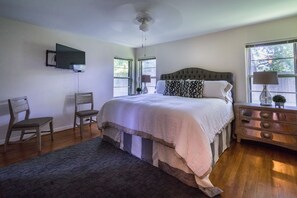 3 bedrooms, desk, iron/ironing board, free WiFi - Med Center, NRG, Galleria, Downtown 3 Bedroom+Study 2 Bath  sleeps 8 (Houston)