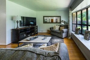 Smart TV, DVD player, books, offices - Med Center, NRG, Galleria, Downtown 3 Bedroom+Study 2 Bath  sleeps 8 (Houston)