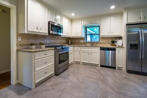 Fridge, microwave, oven, stovetop - Med Center, NRG, Galleria, Downtown 3 Bedroom+Study 2 Bath  sleeps 8 (Houston)