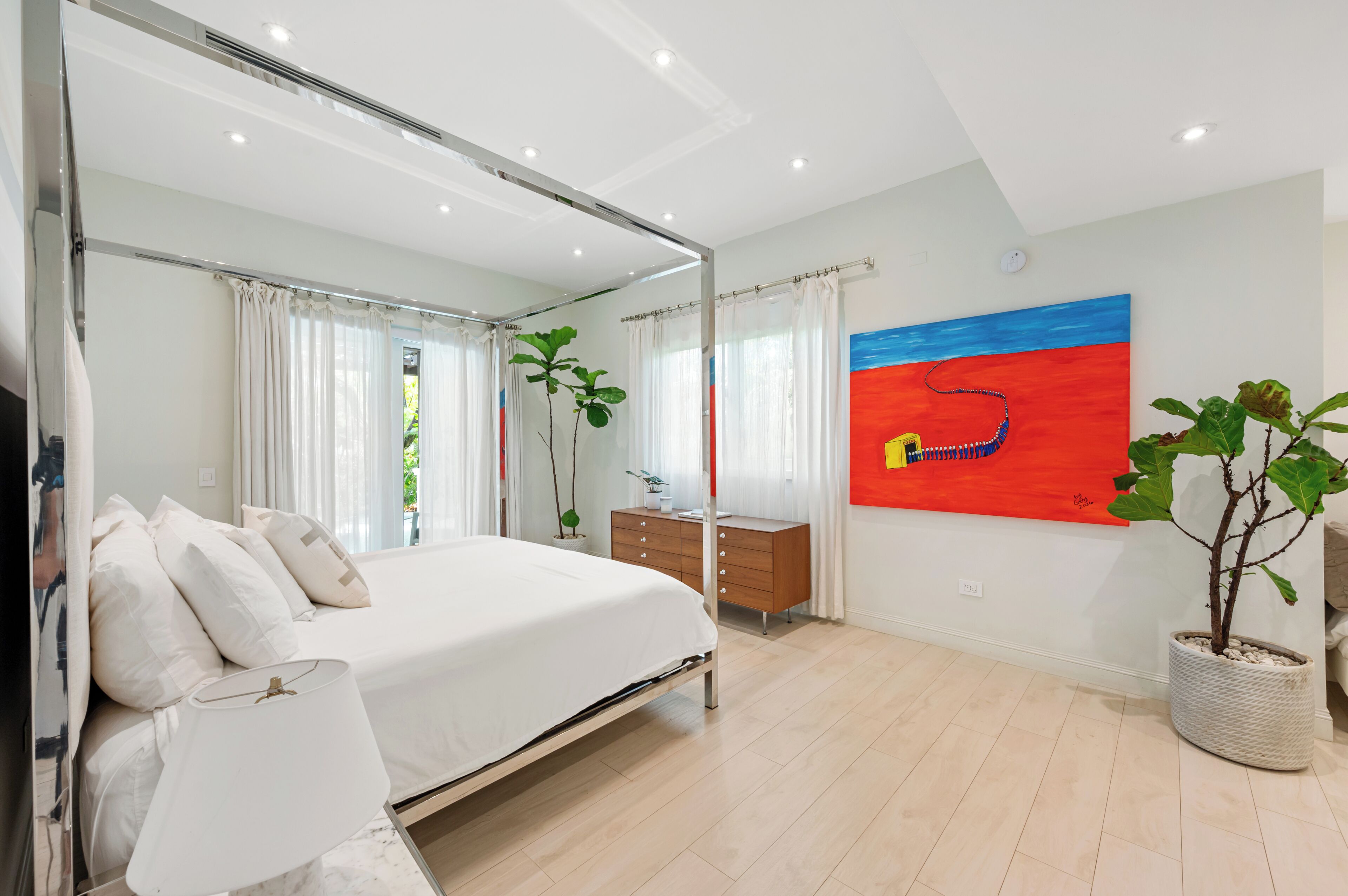 3 habitaciones, tabla de planchar con plancha y cuna de viaje 