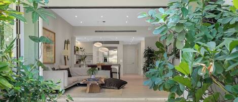 المنشأة من الداخل