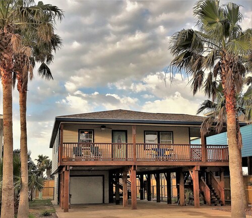 Twelve Palms-Pet Friendly, Golf Cart Zone, Close to Beach, Downtown, City Pool 