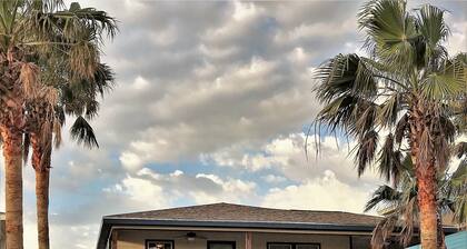 Twelve Palms-Pet Friendly, Golf Cart Zone, Close to Beach, Downtown, City Pool