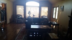 Smart TV, fireplace - Country Elegance on 1.4 acres, subdivision common access to Yellowstone River (Big Timber)