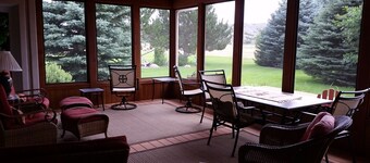 Country Elegance on 1.4 acres, subdivision common access to Yellowstone River