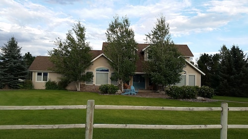 Country Elegance on 1.4 acres, subdivision common access to Yellowstone River