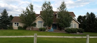 Country Elegance on 1.4 acres, subdivision common access to Yellowstone River