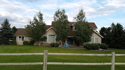 Country Elegance on 1.4 acres, subdivision common access to Yellowstone River