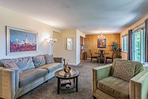 Smart TV, fireplace - Puget Sound View 2 Baths Best Area WD Jacuzzi Bath (Tacoma)