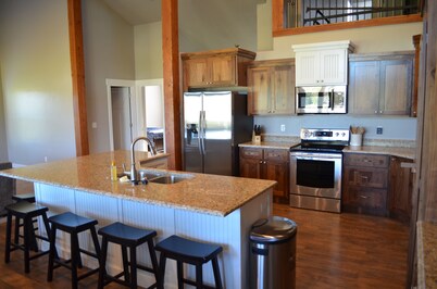 PERFECT LOCATION-Walking distance to beach, restaurants, pickleball, activities!