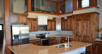 Hermosa marca nueva 7 BR 5 baños Bear Lake hogar. Excelente ubicación con acceso a la playa