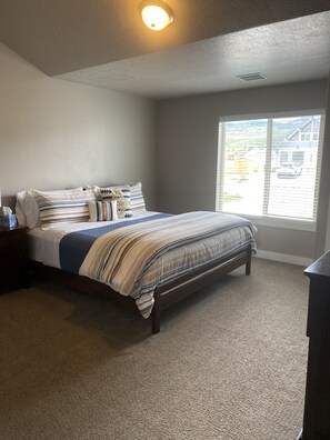 7 bedrooms, travel crib, free WiFi, bed sheets - PERFECT LOCATION-Walking distance to beach, restaurants, pickleball, activities! (Garden City)