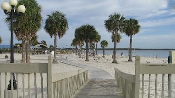 Beach nearby, sun loungers, beach towels