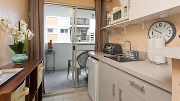 Refrigerador, microondas, cafetera y tetera y tostadora