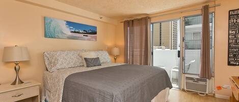 Desk, iron/ironing board, WiFi, bed sheets