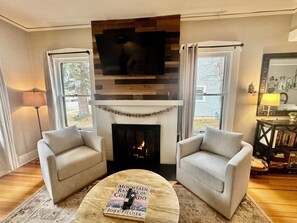 Smart-TV, Kamin, Bücher