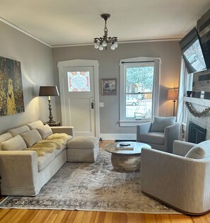 Smart-TV, Kamin, Bücher