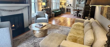 Smart-TV, Kamin, Bücher