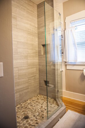 Dusche, Haartrockner, Handtücher, Seife