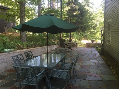 Charming 2 Bedrooom Guest House on 2 acres  North Conway Village.