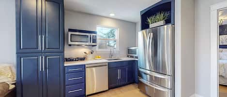 Kühlschrank, Mikrowelle, Ofen, Herdplatte