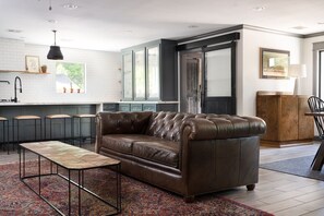 Smart TV, reproductor de DVD, libros y biblioteca musical 