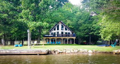 Enjoy Sunshine Chalet; waterfront on Treasure Lake
