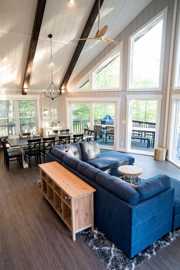 TV connectée, cheminée, baby-foot, table de tennis de table