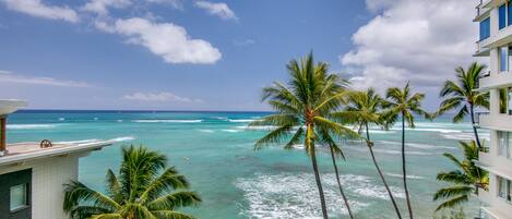 Sur la plage, chaise longue, serviettes de plage