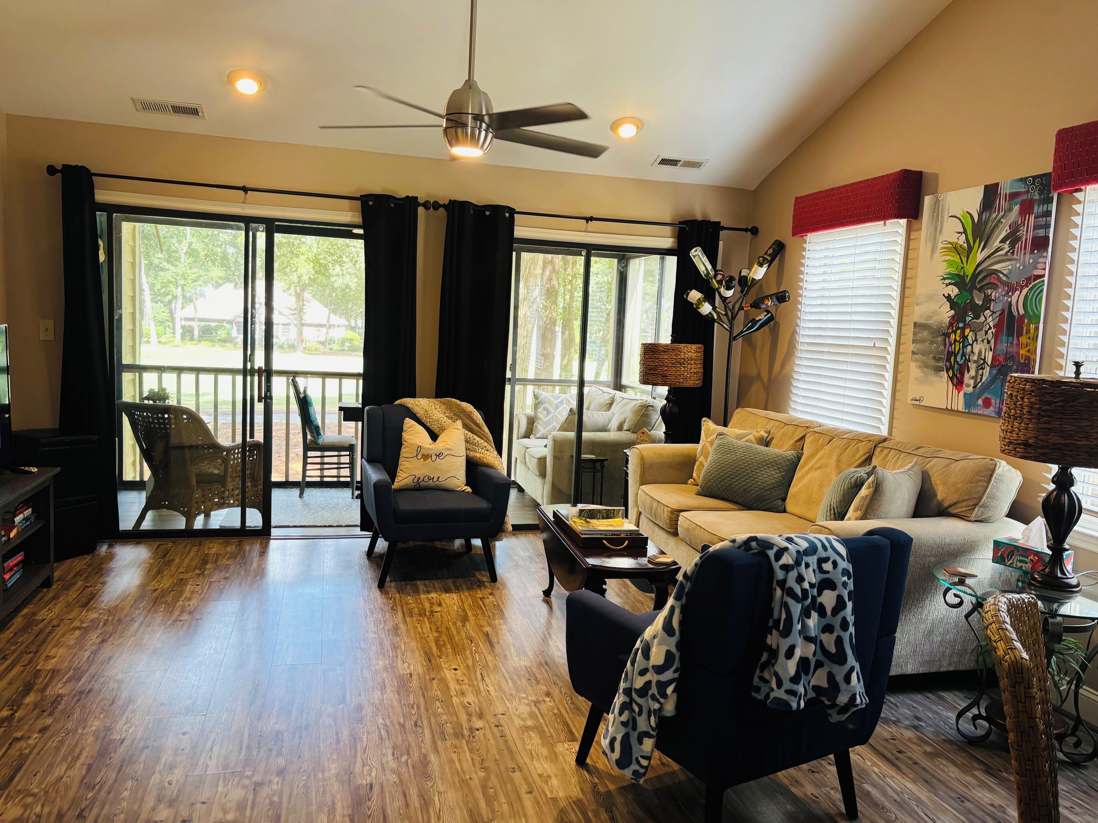 TV connectée, lecteur de DVD, livres, chaîne hi-fi