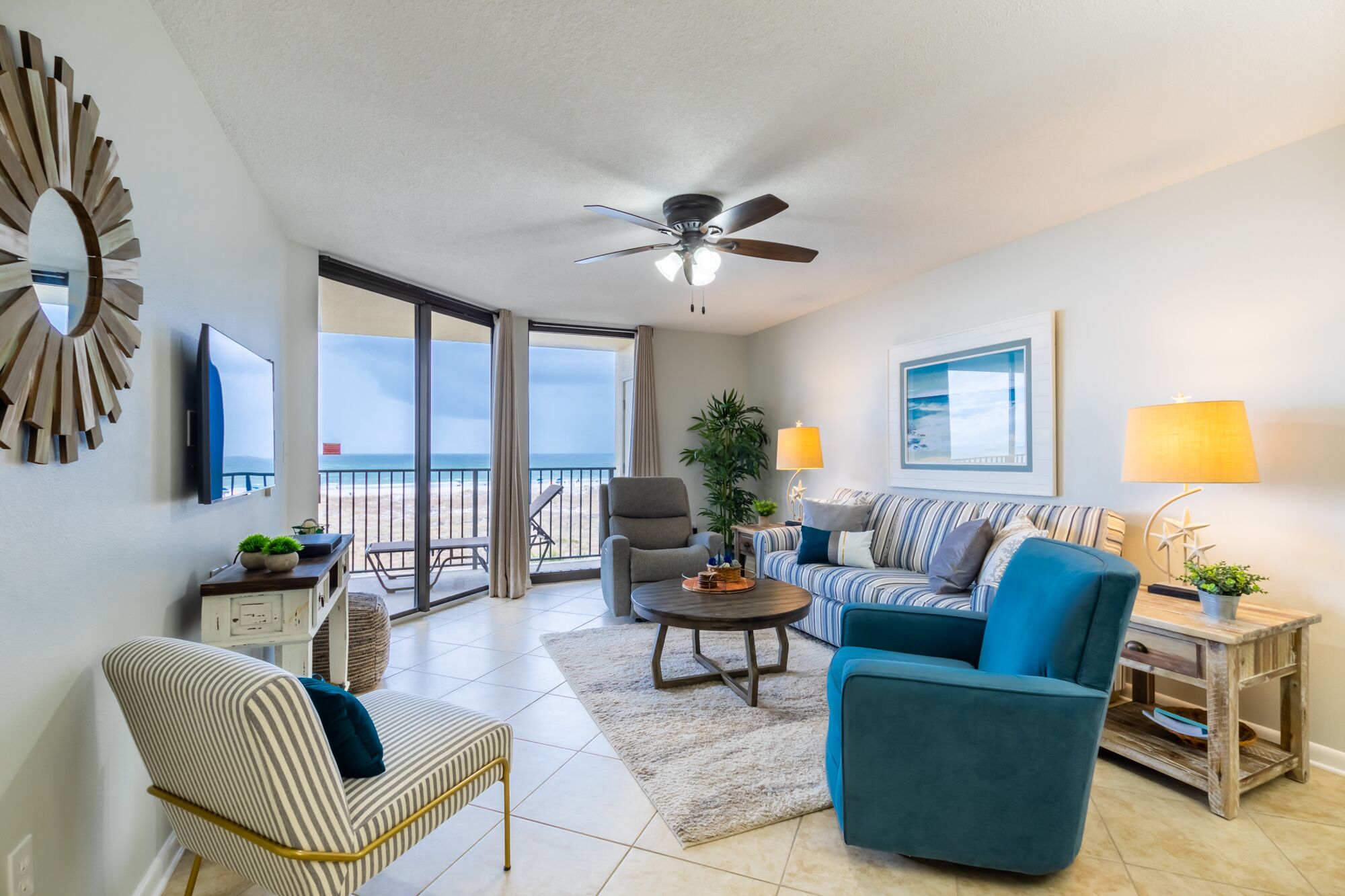 Smart-TV, DVD-Player, Bücher, Stereoanlage