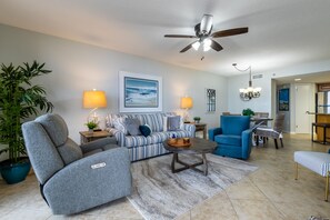 Smart-tv, dvd-spelare, böcker och en stereo