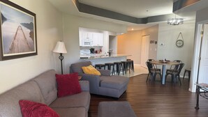 TV, DVD player - Emerald Bay Condos Lake Ozark MO (Lake Ozark)