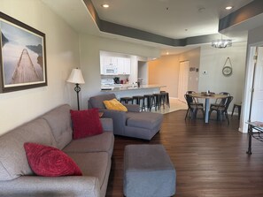 TV, DVD player - Emerald Bay Condos Lake Ozark MO (Lake Ozark)