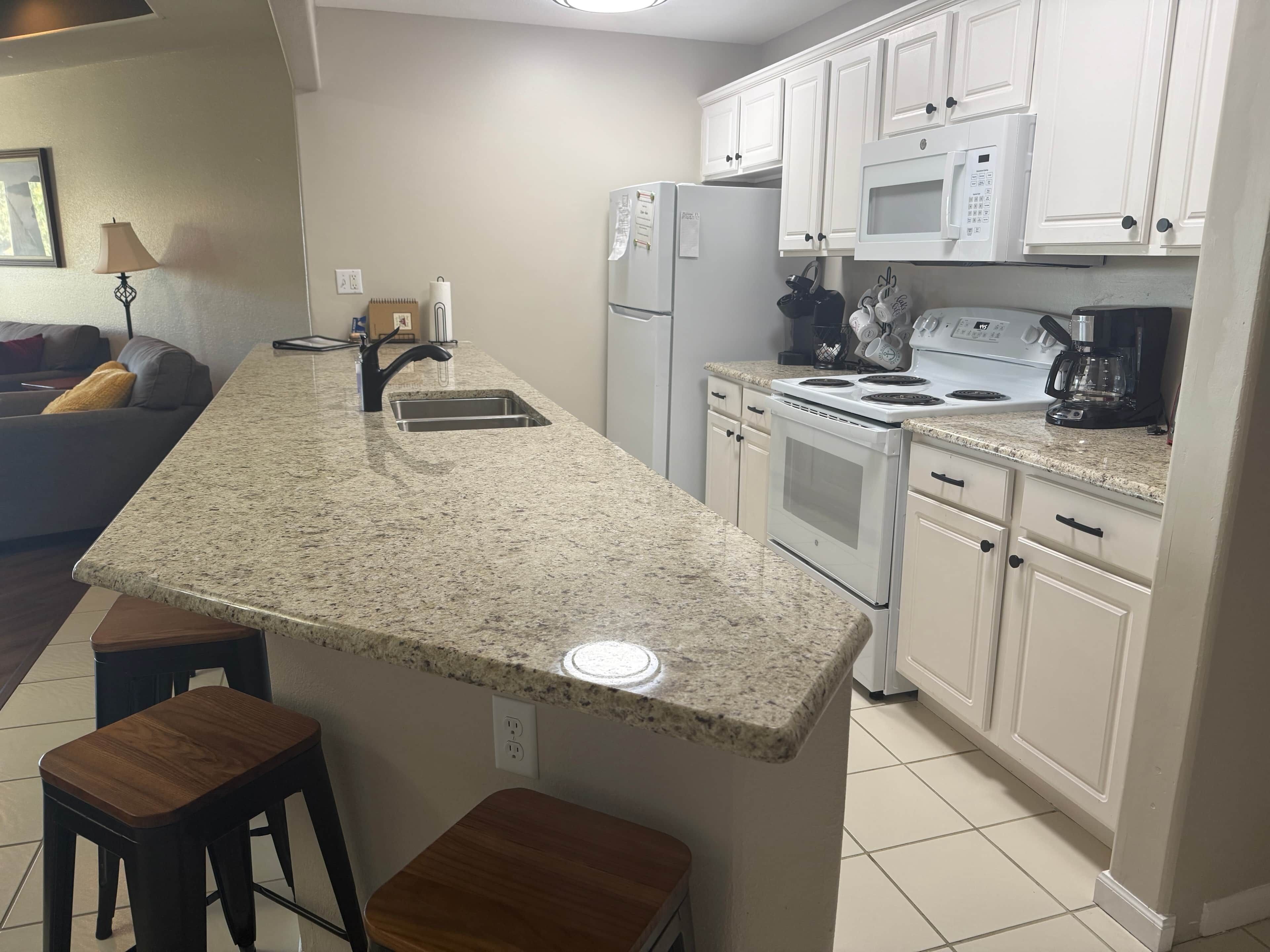 Refrigerador, microondas, horno, placa de cocina