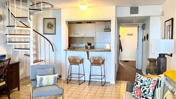 Téléviseur connecté, lecteur de DVD, livres, sélection de films