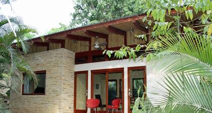 3 min Ă pied de la magnifique plage d'Hermosa! Pas de routes Ă traverser ni de collines Ă parcourir!