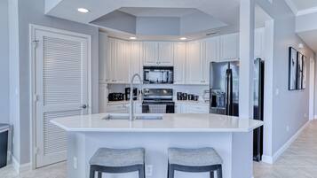 雪櫃、微波爐、焗爐、爐具