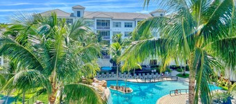 Deluxe Penthouse Luxury!- Beach, Resort Pool, Waterfall!