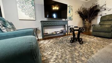 Smart-TV, Kamin, DVD-Player, Bücher