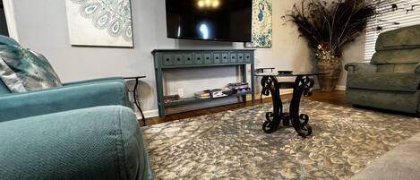 TV connectée, cheminée, lecteur de DVD, livres