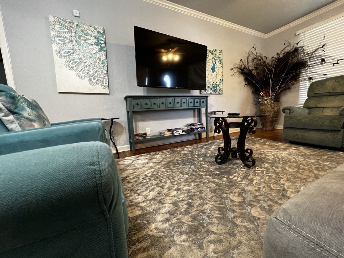 The Peacock House for animal lovers. Prime location! Near main attractions.