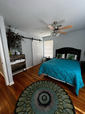 3 habitaciones, escritorio, tabla de planchar con plancha y wifi gratis
